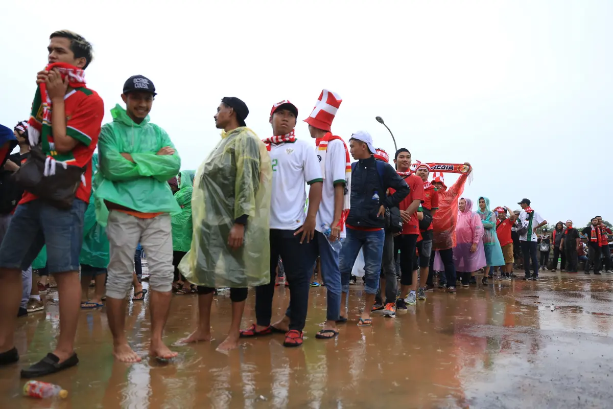 [Bintang] Tidak Punya Tiket, Suporter Lompati Pagar Stadion Pakansari