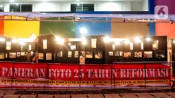 Pameran foto tersebut berlangsung di Graha Pena 98, mulai dari area parkir hingga ke dalam. (Liputan6.com/Angga Yuniar)
