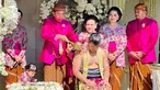 Presiden Joko Widodo atau Jokowi melakukan prosesi siraman terhadap sang anak Kaesang Pangarep yang akan menikah di kediaman, Sumber, Kota Surakarta, Jawa Tengah, Jumat (9/12/2022). Kaesang Pangarep menjalani prosesi sungkeman dan siraman jelang pernikahannya dengan Erina Gudono yang akan diselenggarakan pada 10 Desember 2022. (Tim Media Pernikahan Kaesang-Erina)