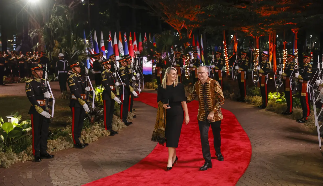 Perdana Menteri Australia Anthony Albanese, kanan, dan rekannya Jodie Haydon tiba untuk menghadiri Gala Dinner KTT ke-43 ASEAN di Hutan Kota GBK, Jakarta, Rabu (6/9/2023). (Mast Irham/Pool Photo via AP)