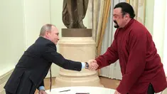  Presiden Rusia Vladimir Putin bersalaman dengan aktor AS Steven Seagal usai menandatangani paspor di Kremlin, Rusia, (25/11). Putin mengeluarkan keputusan memberi status kewarganegaraan bagi Steven Seagal. (Sputnik/Kremlin/Alexei Druzhinin via REUTERS)