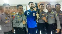 Kerennya Pose Bintang Laga Hollywood ala Diego Michiels