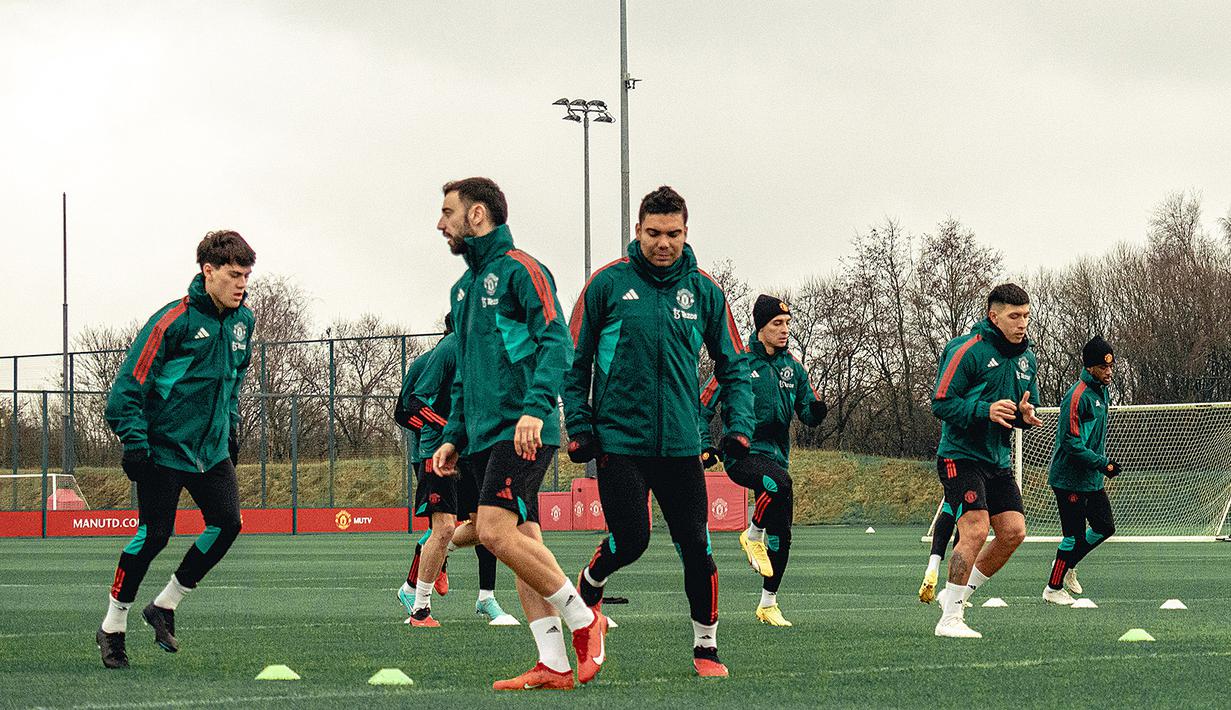 Pemain MU, Casemiro (tengah) dan Lisandro Martinez (dua kanan) tengah melakukan latihan bersama Bruno Fernandes dkk di Carrington, Kamis (4/1/2024). (X/ManUtd)