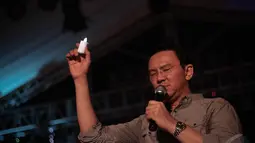 Gubernur DKI Basuki Tjahaja Purnama memimpin doa di kawasan Monas, Jakarta, Rabu (31/12) dini hari. (Liputan6.com/Faizal Fanani)