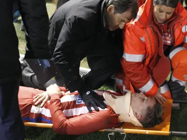 Leher Pemain Atletico Madrid, Fernando Torres  mendapat penanganan khusus dari tim medis setelah bertabrakan dengan pemain Deportivo La Coruna pada laga La Liga pekan ke-25 di Riazor stadium, La Coruna, (02/3/2017). (EPA/Cabalar)