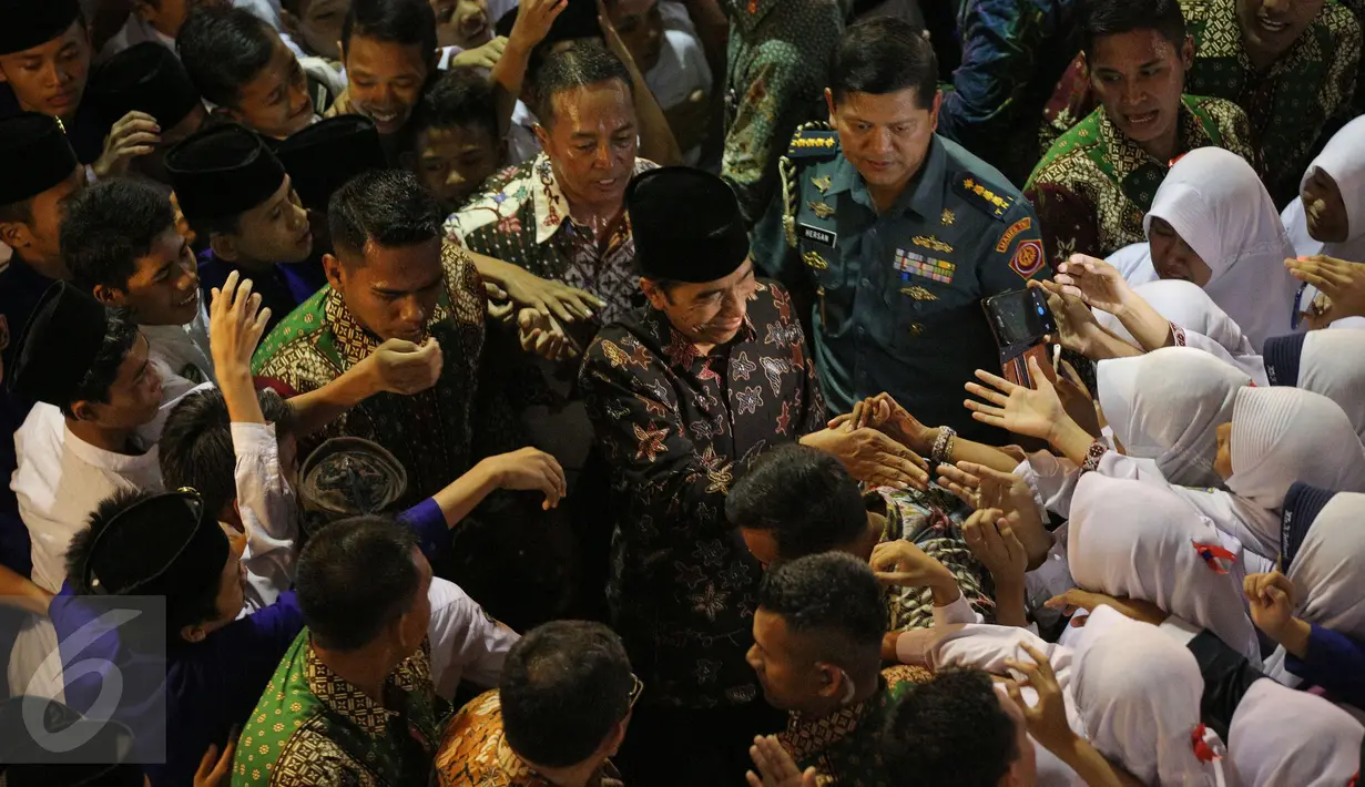 Para santri berebut untuk bersalaman dengan Presiden Jokowi, Jakarta, Kamis (22/10/2015). Jokowi menetapkan 22 Oktober sebagai Hari Santri Nasional. (Liputan6.com/Faizal Fanani)