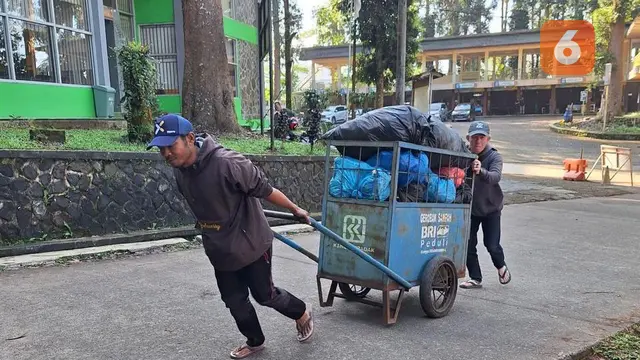 Warga dan pengelola Taman Nasional Gunung Gede Pangrango, Sukabumi, Jawa Barat, saat mengangkut sampah (Liputan6.com/Istimewa).