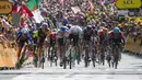 <p>Sedangkan juara 2020 dan 2021 Tadej Pogacar membuntuti rekan satu timnya yang menjadi pemuncak klasemen umum dengan margin enam detik setelah tiga etape. (AP Photo/Daniel Cole)</p>