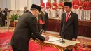 Presiden Jokowi menyaksikan penandatanganan dokumen pelantikan sembilan orang yang akan bertugas sebagai Komisi Kejaksaan dengan masa jabatan 2015-2019 di Istana Negara, Jakarta, Kamis (6/7/2015). (Liputan6.com/Faizal Fanani)