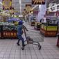 Konsumen memilih barang kebutuhan di salah satu gerai supermarket Giant di Jakarta, Kamis (4/3/2021). Poster-poster discount closing store dan rak-rak kosong menjadi pemandangan setiap konsumen yang datang. (Liputan6.com/Johan Tallo)