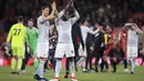 Pemain Manchester United, Romelu Lukaku dan Nemanja Matic (kiri) memberikan salam kepada fans usai melawan AFC Bournemouth pada lanjutan Premier League di Vitality Stadium, Bournemouth, (18/4/2018). MU menang 2-0. (Adam Davy/PA via AP)