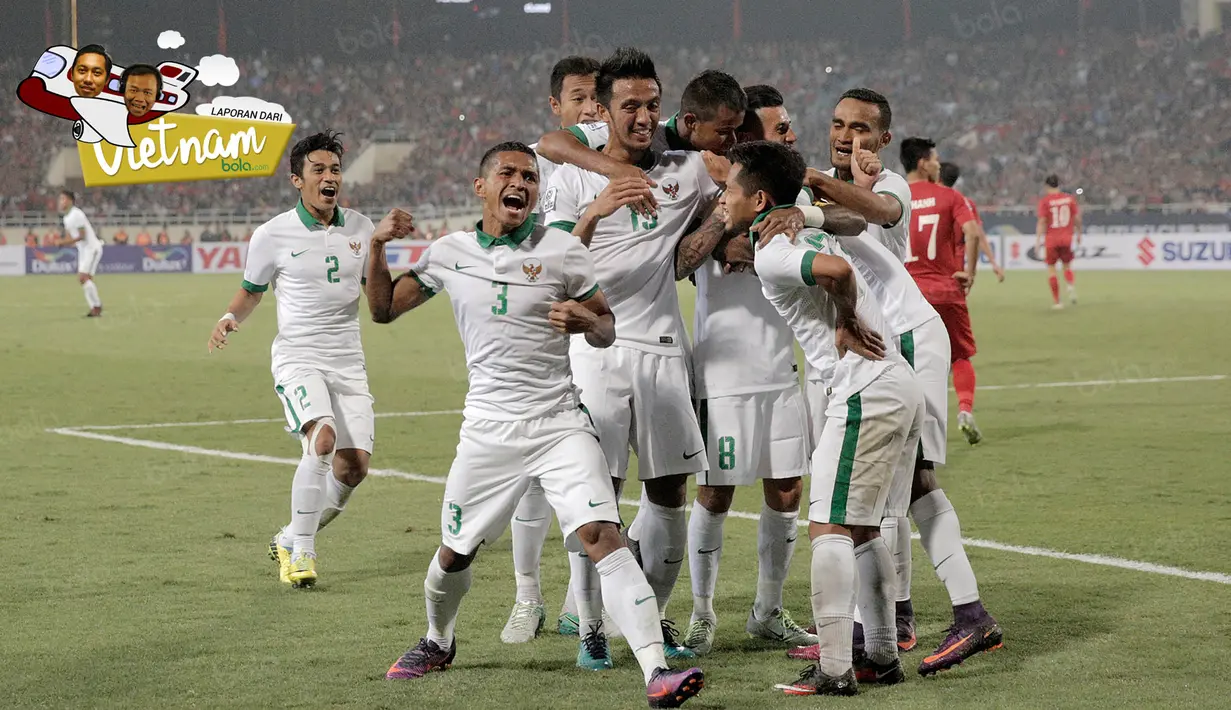 Para pemain Timnas Indonesia merayakan gol yang dicetak Stefano Lilipaly ke gawang Vietnam pada laga semifinal Piala AFF di Stadion My Dinh, Hanoi, Kamis (7/12/2016). Indonesia lolos dengan agregat 4-3. (Bola.com/Peksi Cahyo)