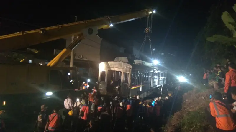 Gerbong kereta commuterline yang sempat anjlok berhasil dievakuasi. Gerbong ketiga ini sudah berada di jalur 2 dan akan ditarik untuk dibawa ke Depo Stasiun Depok. (Liputan6.com/Achmad Sudarno)