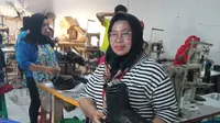 Wanita asal Sidoarjo, Sujiati, sukses menjadi pengusaha sepatu dan sandal kulit. (Istimewa)