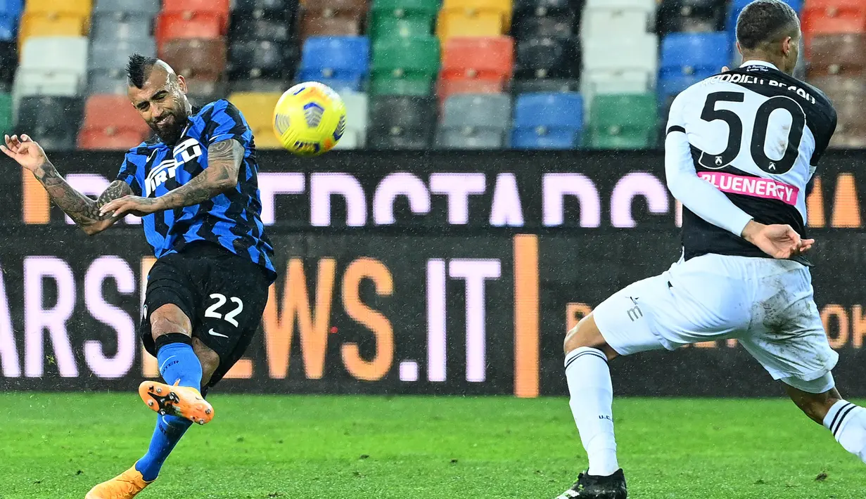 Pemain Inter Milan, Arturo Vidal (kiri) menendang bola kearah gawang Udinese dalam laga lanjutan Liga Itali 2020/2021 di Friuli stadium, Minggu (24/1/2021) dini hari. (Foto: AFP/Vincenzo Pinto)