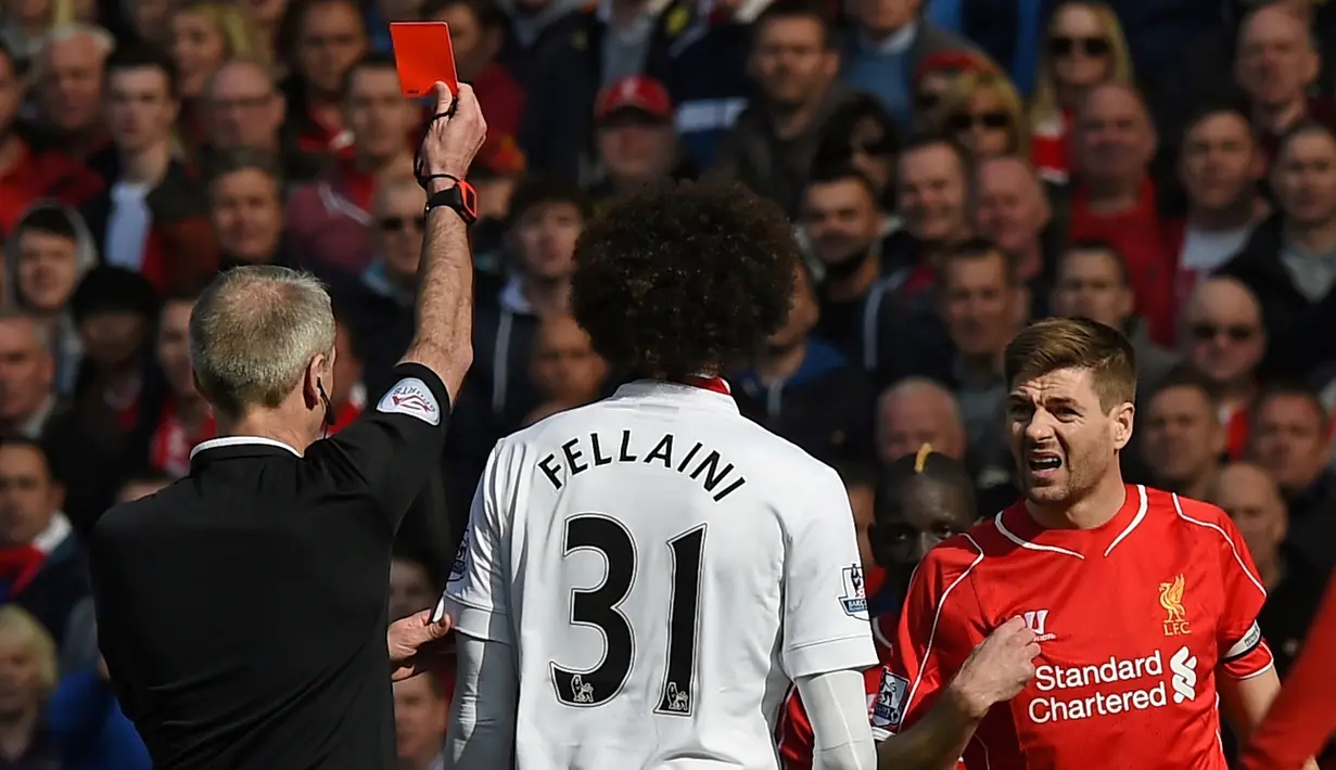  Steven Gerard mendapat kartu merah dari wasit Martin Atkinson di menit pertama babak kedua saat Liverpool menjamu Manchester United dalam laga Liga Inggris di Stadion Anfield, Liverpool, (22/3/2015). (AFP/Paul Ellis).
