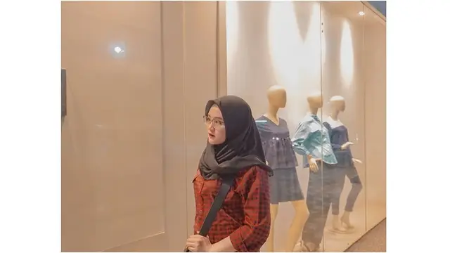 5 Potret Tia Septiana, Putri Mandra yang Bikin Salah Fokus