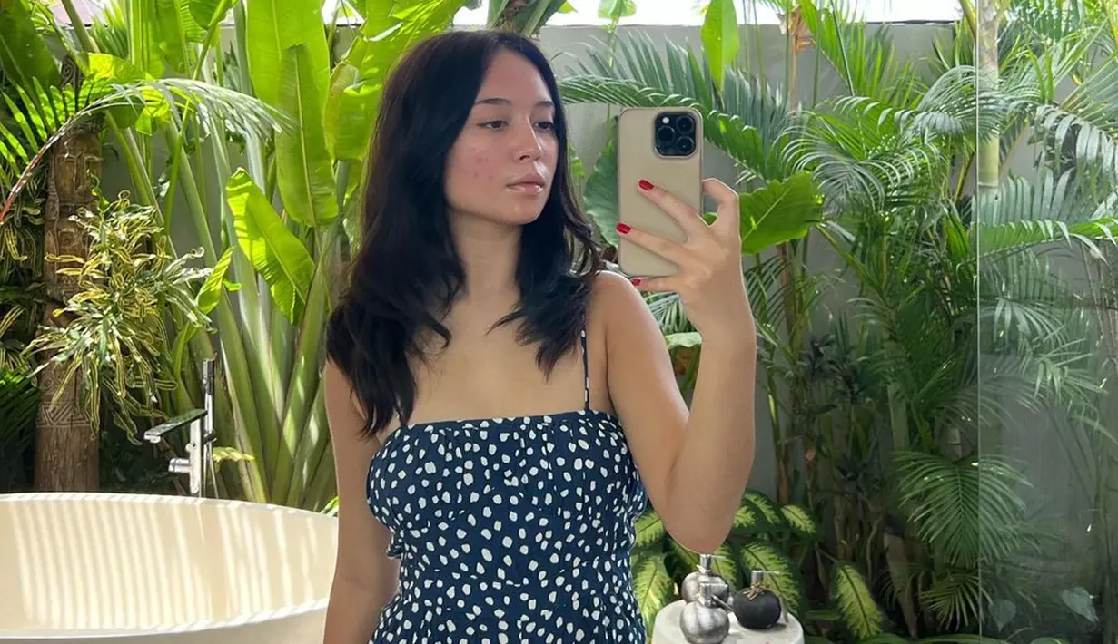 Tampil tanpa makeup dan perlihatkan jerawatnya, Asha Assuncao ramai dipuji. Punya darah keturunan Portugis dari sang ayah, artis dengan nama lengkap Asha Maria Assuncao ini pancarkan pesonanya tersendiri. Melalui laman Instagramya, Asha Assuncao sering bagikan potret dirinya saat bare face, tanpa makeup atau bahkan tampil dengan polesan makeup natural. (Liputan6.com/IG/@asha.assuncao)