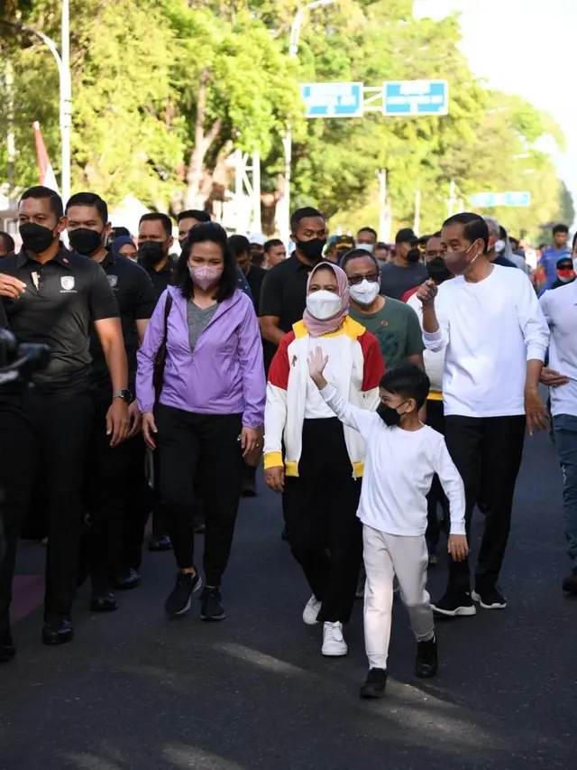 6 Momen Presiden Jokowi dan Jan Ethes Jalan Santai di CFD Solo, Sapa Masyarakat
