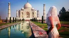 Pavlina Melicharova berfoto menggunakan busana pengantin lamanya di depan masjid ikonik asal India, Taj Mahal. Wanita asal Republik Ceko ini melakukan perjalanan seorang diri berkeliling dunia pasca kegagalan pernikahannya. (facebook.com/TravellingBride)