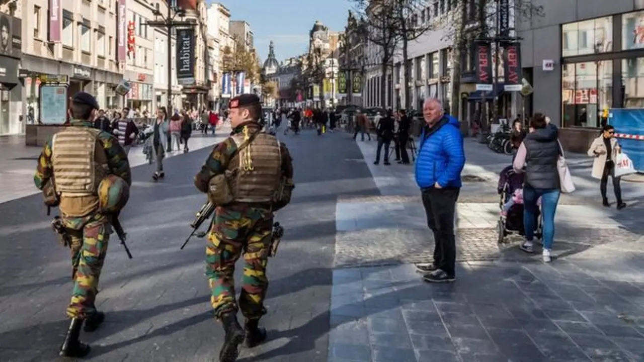 Polisi Belgia berjaga usai seorang pria melajukan kendaraan dengan kecepatan tinggi di tengah kerumunan warga, sehari setelah teror London. (AP)