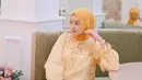 Saat ini Saritiw sudah memiliki 1 juta followers di Instagram. Ia selalu berhasil tampil kece dengan menawan outfit warna kuning oranye. Hijab oranye sangat pas dipadupadankan dengan outfit kuning keoranyean. Tak heran gaya kece Saritiw ini banjir pujian dari followersnya. (Liputan6.com/IG/@saritiw)