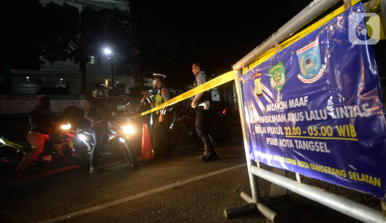 Polisi dibantu Satpol PP dan Dishub mengatur lalu lintas pengalihan arus di depan RS Sari Asih, Tangerang Selatan, Banten, Sabtu (9/5/2020). Pengalihan arus dalam rangka pelaksanaan PSBB untuk memutus penularan Covid-19 di wilayah Tangsel mulai jam 22.00 hingga 05.00. (merdeka.com/Dwi Narwoko)