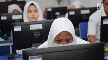 Sejumlah siswa mengikuti ujian nasonal berbasis komputer (UNBK) di SMA 12 Cilenggang, Serpong, Tangerang, Senin (9/4). UNBK sekolah menengah atas (SMA) dan madrasah aliyah (MA) berlangsung dari 9-12 April 2018. (Merdeka.com/Arie Basuki)