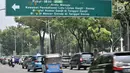 Kendaraan melintas di bawah rambu pemberitahuan sistem ganjil genap di Jalan Medan Merdeka Utara, Jakarta, Senin (3/9). Pemprov DKI Jakarta melalui Pergub Nomor 92 Tahun 2018 memperpanjang waktu sistem ganjil genap. (Merdeka.com/Iqbal S. Nugroho)
