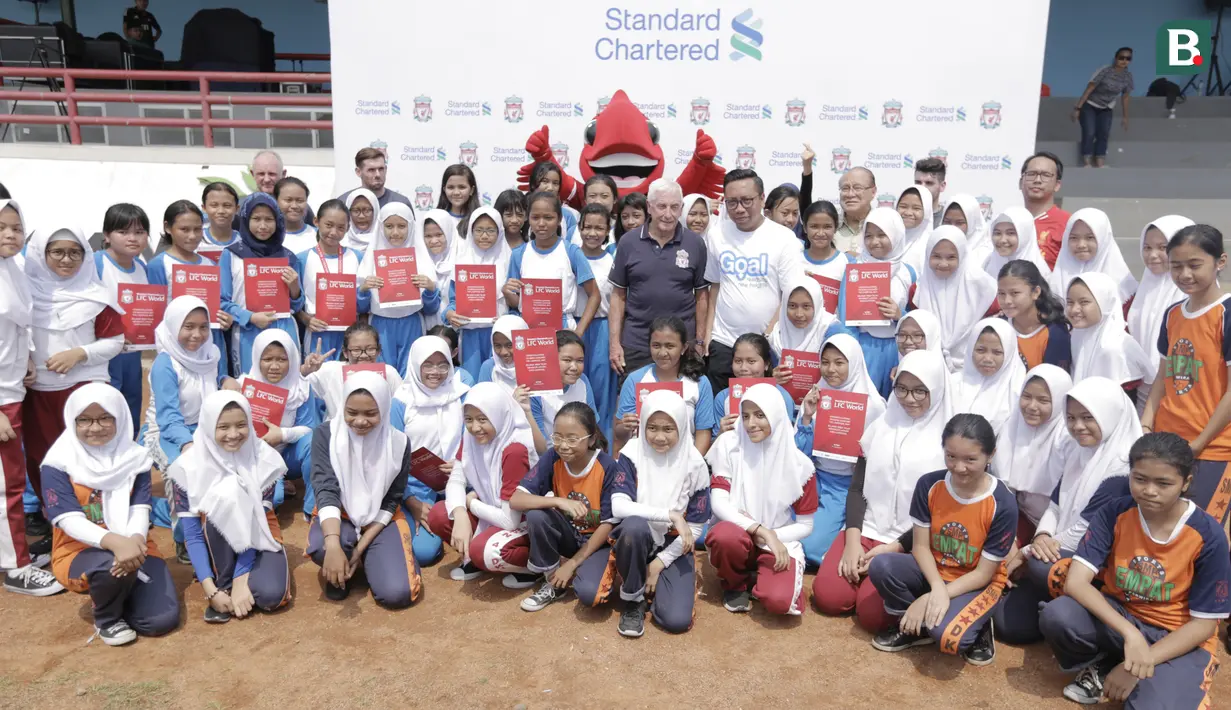 Legenda Liverpool, Roy Evans foto bersama anak-anak usai memberikan pelatihan di Lapangan Sepak Bola Pertamina, Jakarta, Jumat (9/3/2018). Kegiatan ini dalam rangka LFC World Jakarta. (Bola.com/Vitalis Yogi Trisna)