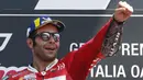 Pebalap Ducati, Danilo Petrucci, melakukan selebrasi usai menjuarai MotoGP Italia 2019 di Sirkuit Mugello, Minggu (2/6). Petrucci berhasil menuntaskan balapan 23 lap dengan catatan waktu 41 menit 33,794 detik. (AP/Antonio Calanni)