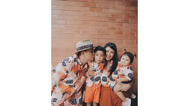 6 Potret Kekompakan Keluarga Ryan Delon, Sering Pakai Baju yang Sama