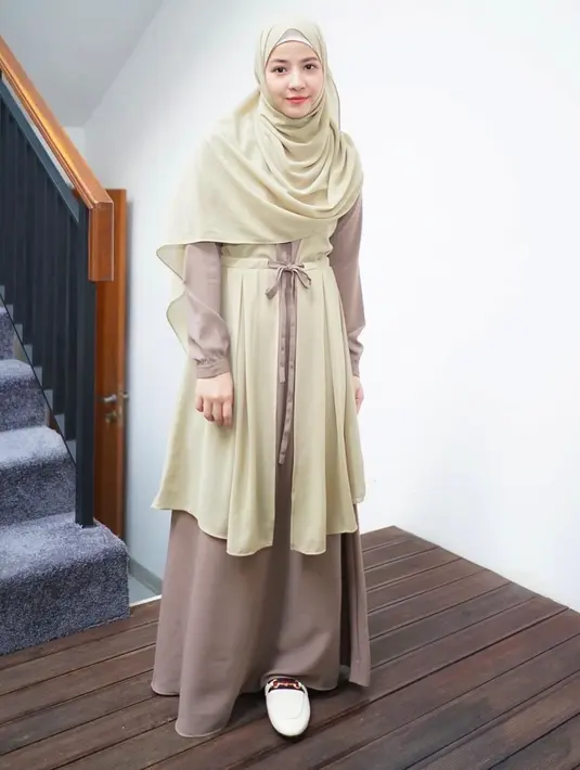 Padu padan chic dari Natasha Rizky. Ia mengenakan gamis cokelat, ditumpuk dengan vest manis yang senada dengan hijab yang dikenakannya. [Foto: Instagram/natasharizkynew]
