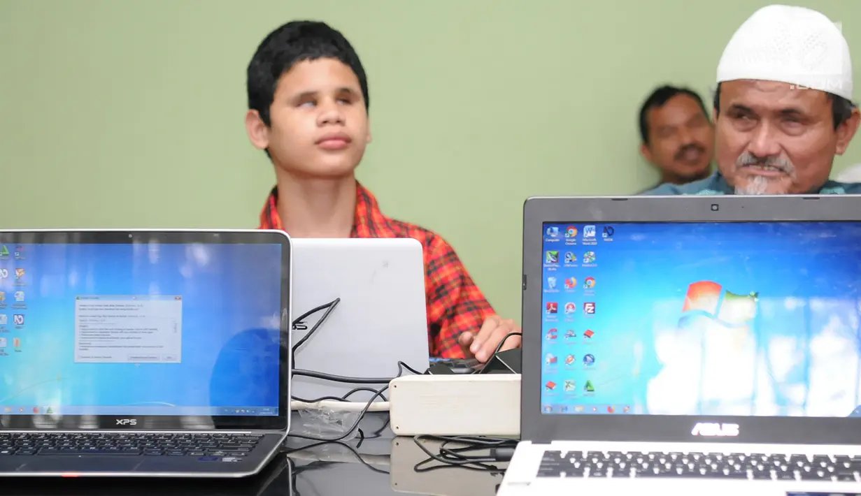 Para penyandang tunanetra saat belajar mengoperasikan komputer di Makfufin Raudlatul, Serpong, Tangerang Selatan, Banten (3/5). Komputer yang digunakan dilengkapi software bicara bahasa Indonesia. (Merdeka.com/Arie Basuki)
