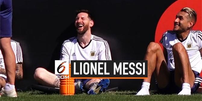 VIDEO: Lionel Messi Muntahkan Air Minum Saat Latihan, Kenapa?