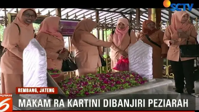 Melonjaknya para peziarah di makam yang terletak di Desa Bulu, Kabupaten Rembang ini seiring jatuhnya peringatan Hari Kartini yang ke 139.