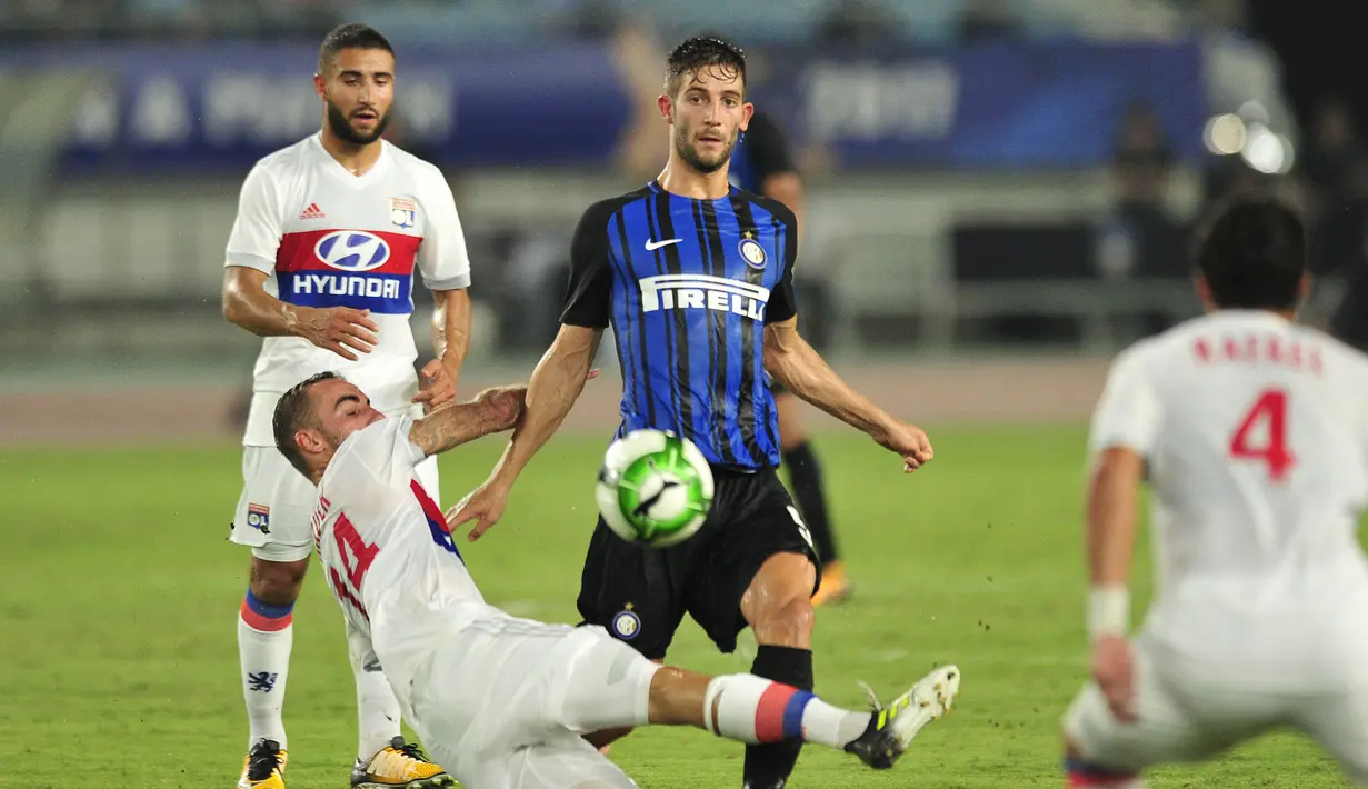 Gelandang Inter Milan, Roberto Gagliardini, melewati penjagaan gelandang Lyon, Sergi Darder,  pada laga International Champions Cup di Nanjing Olympic Sports Center, Jiangsu, Senin (24/7/2017). Inter Milan menang 1-0 atas Lyon. (AFP)