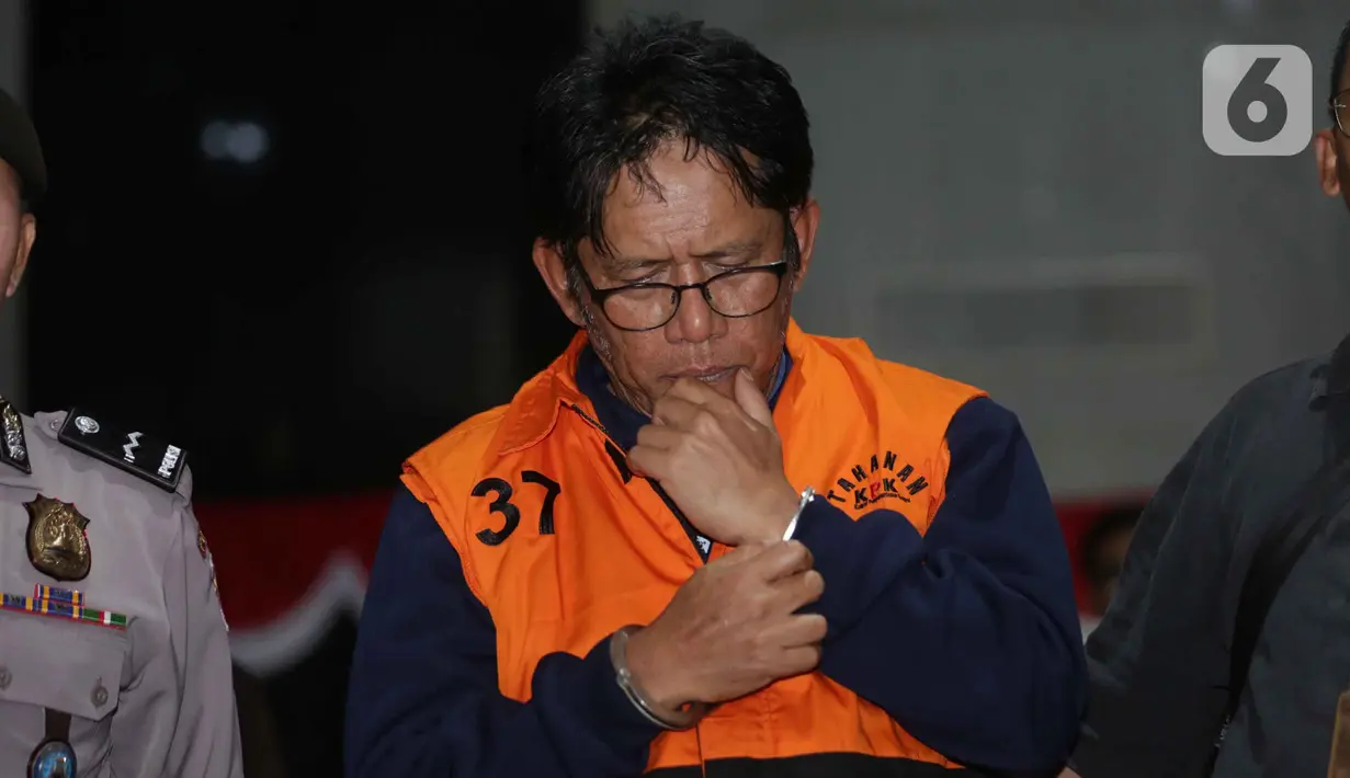 Direktur Utama PT Inhutani V Dicky Yuana Rady (tengah depan) digiring petugas sesaat jelang rilis penahanan di Gedung Merah Putih Komisi Pemberantasan Korupsi (KPK), Jakarta, Kamis (14/8/2025). (Liputan6.com/Helmi Fithriansyah)