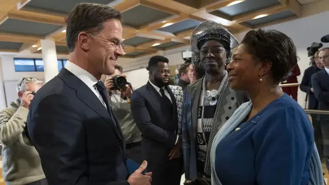 PM Belanda Mark Rutte berbicara kepada tamu undangan usai meminta maaf atas nama pemerintahnya soal peran historis Belanda dalam perbudakan dan perdagangan budak di Gedung Arsip Nasional di Den Haag, Senin, 19 Desember 2022. (Foto AP/Peter Dejong)
