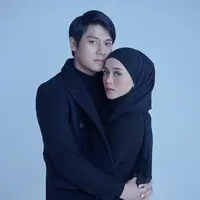 Lesti Kejora baru saja mengunggah foto dirinya bersama sang suami mengenakan pakaian serba hitam. Lesti pun tampil dengan kerudung warna senada. (@lestykejora)