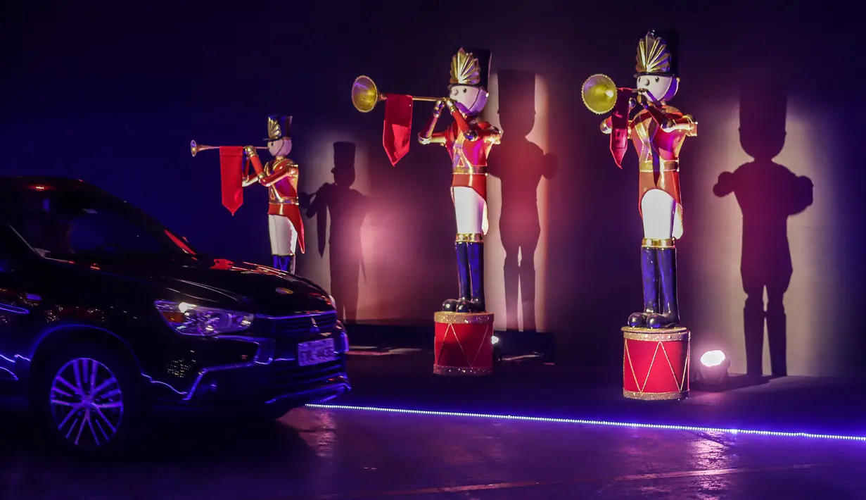 Orang-orang mengunjungi festival cahaya bertema Natal lantatur (drive-thru) dengan mobil di tengah kekhawatiran COVID-19 di Sao Paulo, Brasil, pada 8 Desember 2020. Acara tersebut berlangsung dari 4 hingga 27 Desember. (Xinhua/Rahel Patrasso)