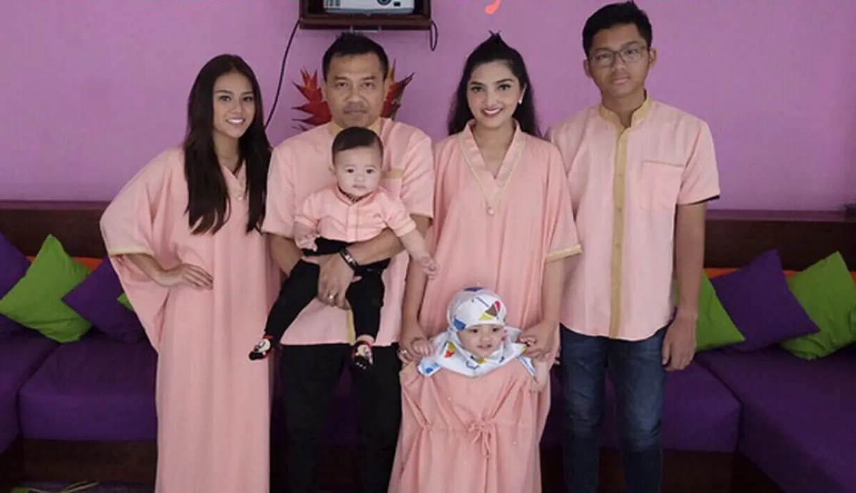 2.	Keluarga Anang Hermansyah kompak berbaju pink di hari raya Idul Fitri. Berbagi kebahagiaan, Ashanty mengunggah foto di Instagram dan memberikan ucapan. “Selamat hari raya idul fitri, mohon maaf lahir dan batin😍,” tulisnya. (Instagram/ashanty_ash)