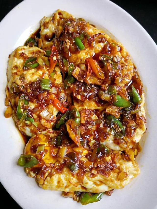 Sepiring telur kecap pedas