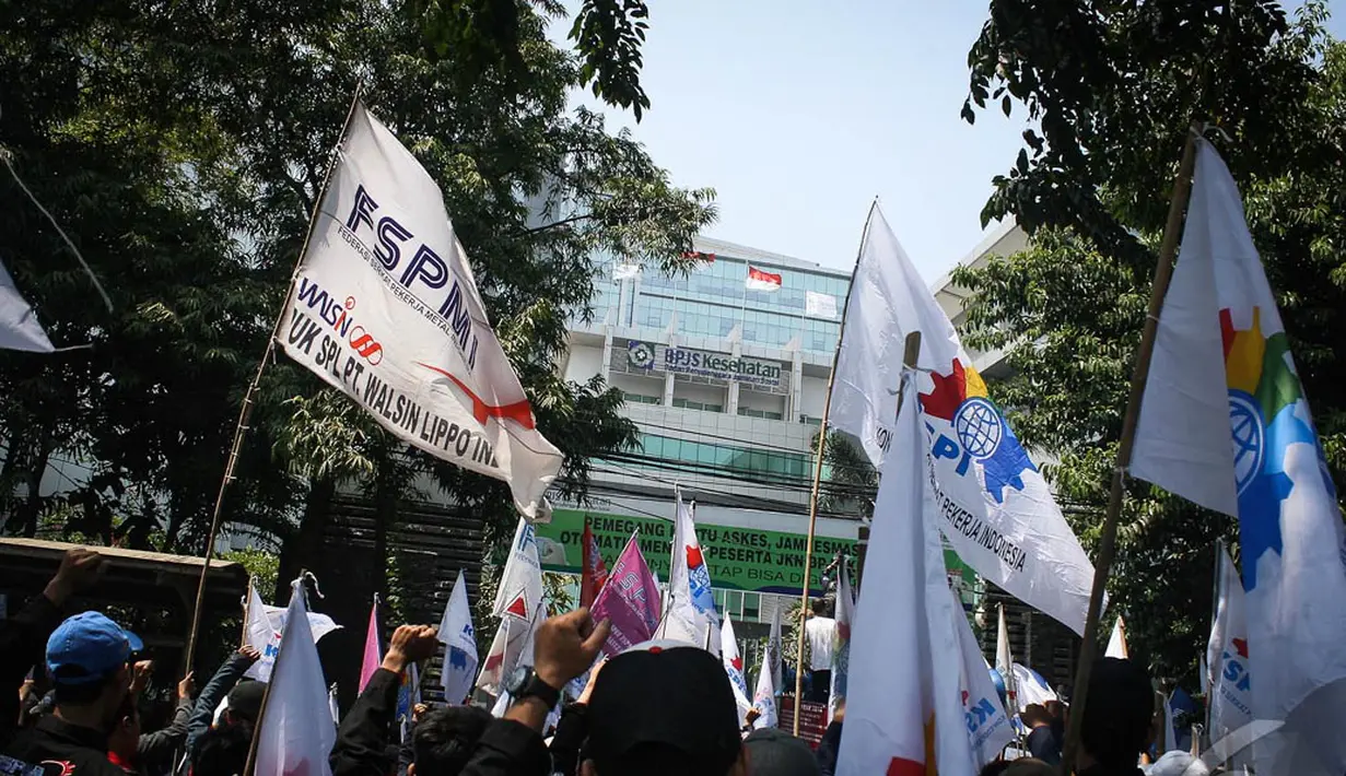 Mereka menuntut Direksi dan Dewan Pengawas BPJS Kesehatan diganti karena telah gagal menjalankan tugasnya, Jakarta, Rabu (17/9/2014) (Liputan6.com/Faizal Fanani)