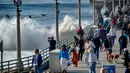 Badan Cuaca Nasional AS memperingatkan bahwa gelombang setinggi 25 kaki pada siang hari dapat berubah menjadi “gelombang yang sangat besar”setinggi 35 kaki di sepanjang pantai selatan Oregon pada malam hari, sehingga menciptakan kondisi berbahaya dan potensi erosi pantai yang signifikan. (AP Photo/Richard Vogel)