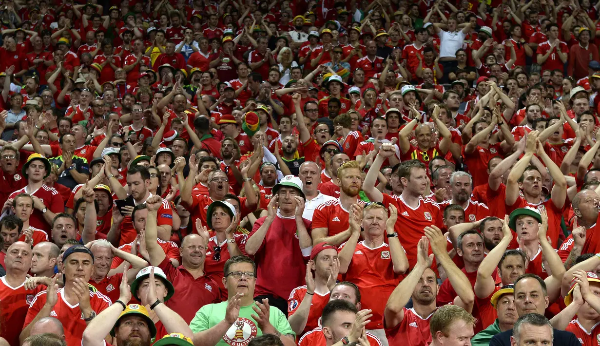 Ekspresi fans Wales saat memberikan sambutan hangant kepada timnya usai kalah 0-2 dari Portugal pada semi-final Piala Eropa 2016 di Stadion Parc Olympique Lyonnais, DÈcines-Charpieu, Prancis, Kamis (7/7/2016) dini hari WIB. (AFP/Miguel Medina)