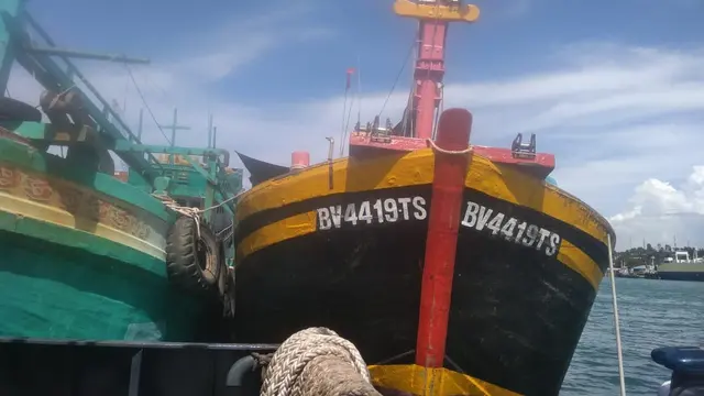 Badan Pemelihara Keamanan Polri menangkap dua kapal ikan asing berbendera Vietnam BV 4419 TS dan DUC LOI 6/BL9333 TS yang telah melakukan selama 20 tahun dan enam tahun di Laut Natuna. (Foto: Liputan6.com/Ajang Nurdin)