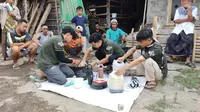 Kelompok 77 KKN-PPM UMBY melakukan pelatihan terhadap warga dusun Karanglo, terkait pemanfaatan batang pisang untuk pakan alternatif.