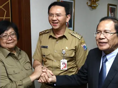 Ki-ka: Menteri LHK Siti Nurbaya, Gubernur Ahok dan Menko Maritim dan Sumber Daya Rizal Ramli jelang rapat koordinasi di Kemnko Maritim, Jakarta, Senin (18/4). Rapat membahas Reklamasi Teluk Jakarta. (Liputan6.com/Angga Yuniar)