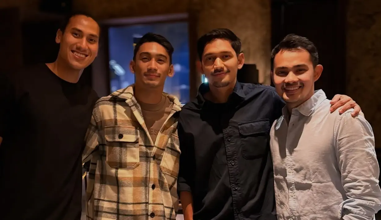 Pada foto lainnya yang diunggah, Ibnu Jamil juga terlihat hadir. Meski digelar sederhana dan hanya beberapa teman Daffa yang hadir, namun perayaan ulang tahun ini sangat terasa kehangatannya. Sejak terjun ke industri hiburan ikuti jejak sang ibunda pada tahun 2019 lalu, kehidupan bintang film Ancika: Dia yang Bersamaku 1995 ini tentunya tak lepas dari perhatian netizen. (Liputan6.com/IG/@marinizumarnisreal)